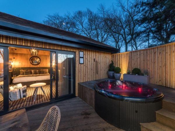 RAMSIDE HALL TREEHOUSE STAY | + £500 CASH | SLEEP UP TO 9 PEOPLE! - Image 4