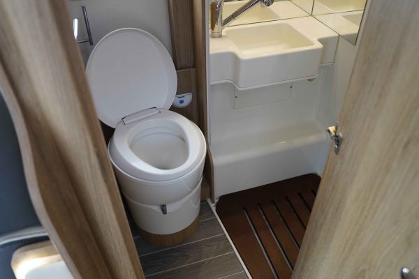 WIN THIS FIAT AUTO ROLLER 747 MOTORHOME + £2,000 CASH! | 6 BERTH | BIKE RACK | 5,900 MILES - Image 7